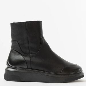 Sleek Black Leather Winter Boots for Women By Suzzane Rae. Sz 8